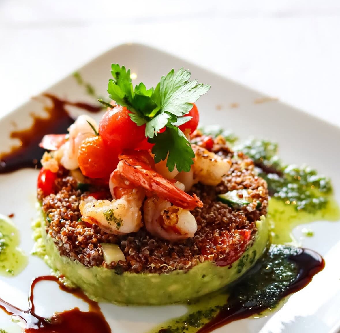 Garnelen-Turm mit Quinoa, Avocado und Kirschtomaten