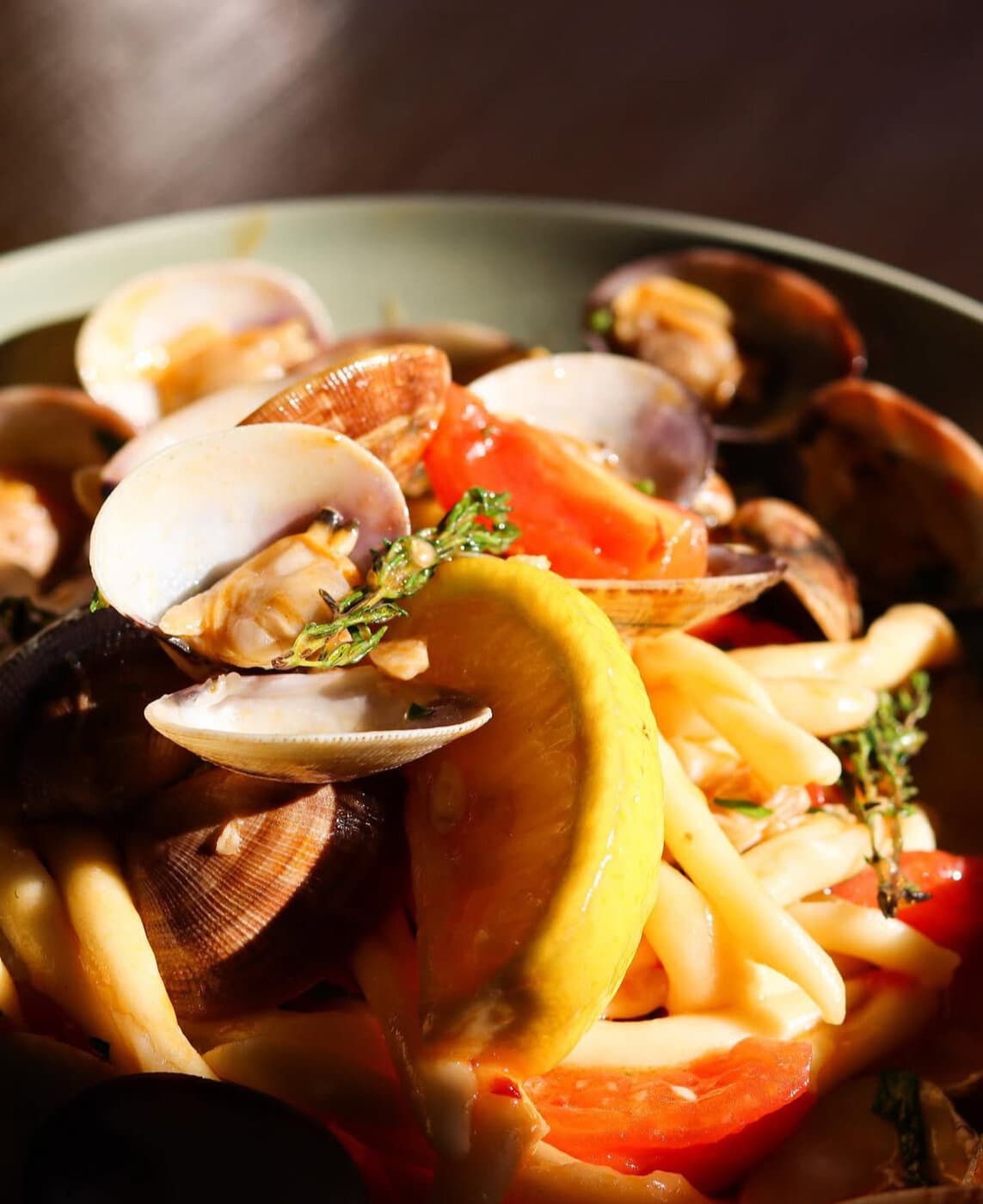 Pasta mit frischen Venusmuscheln, Tomaten und Zitrone