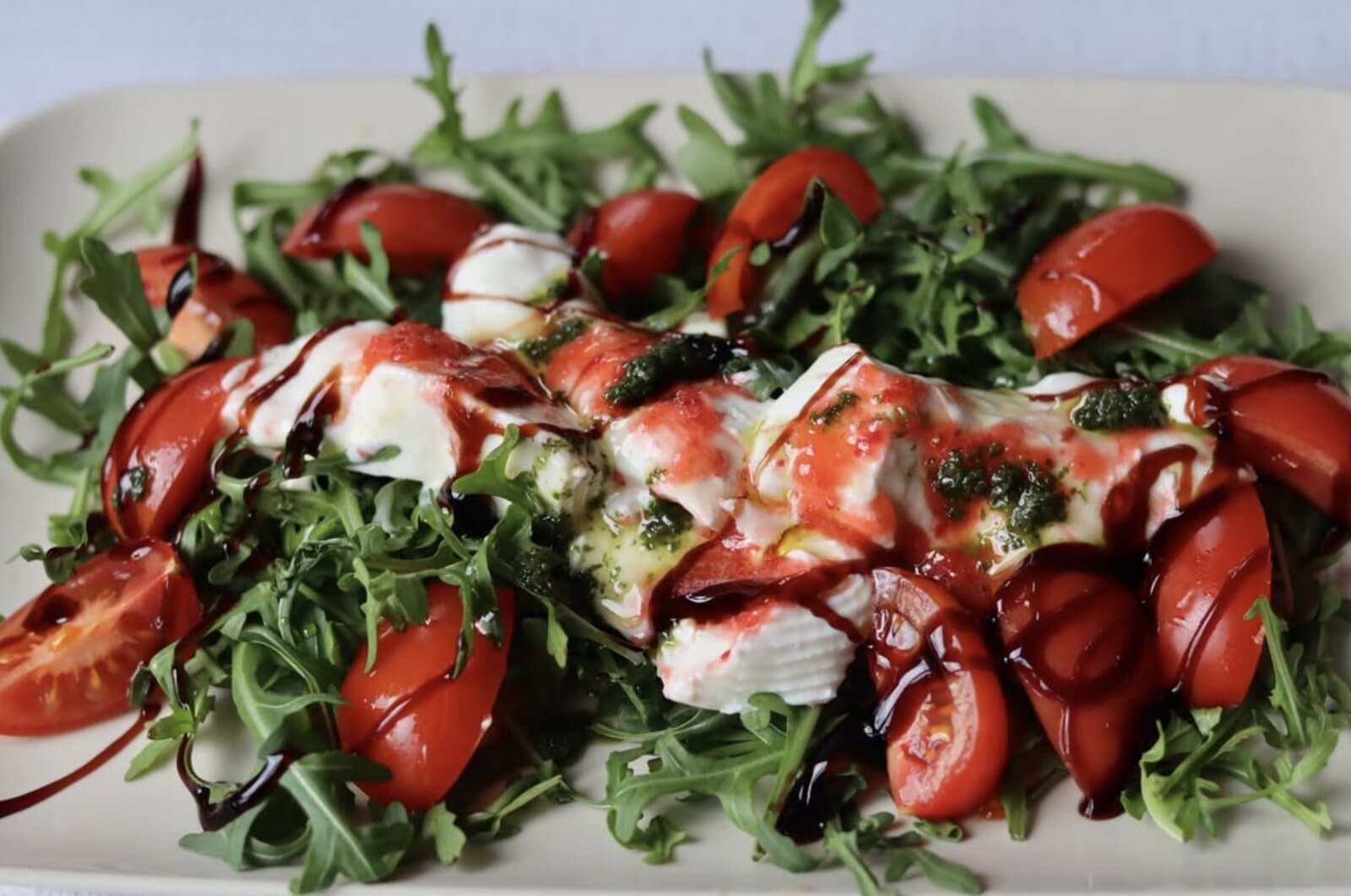 Rucola-Salat mit Mozzarella, Kirschtomaten und Balsamico
