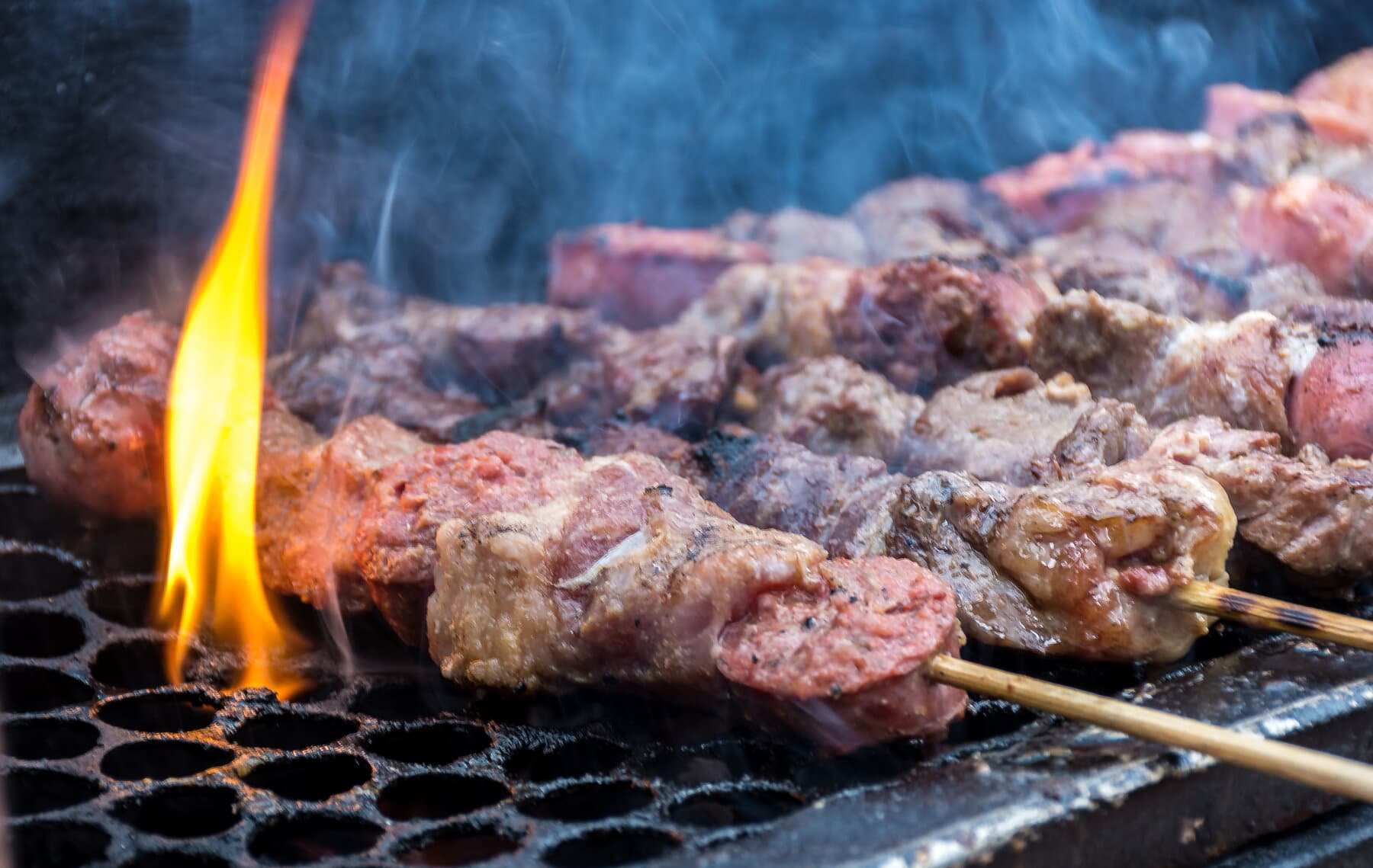 Fleischspiesse und Wurst auf dem Holzkohlengrill