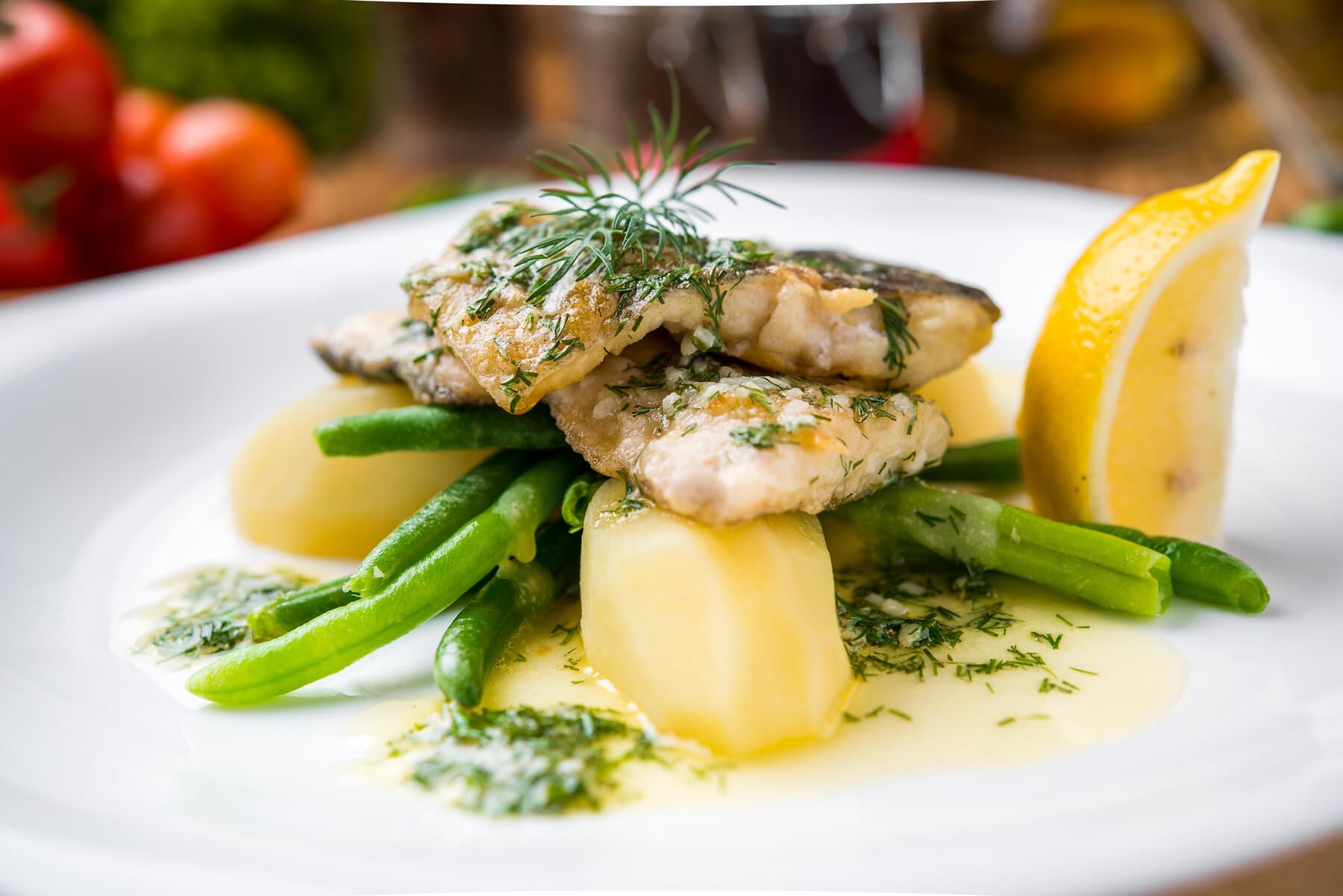 Gebratenes Fischfilet mit Salzkartoffeln, Bohnen und Dill