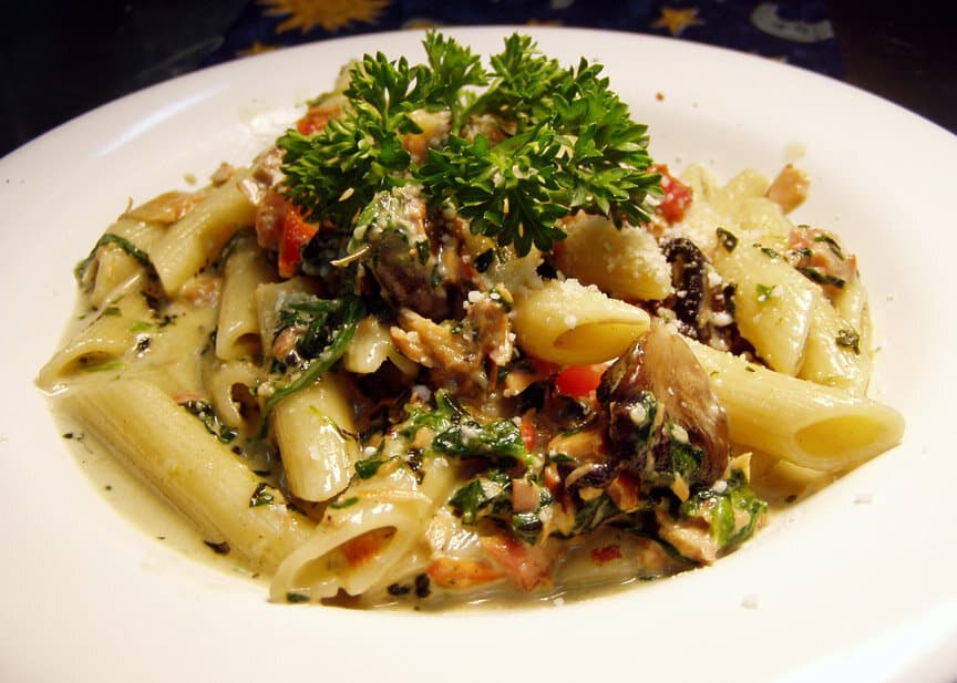 Penne in cremiger Sauce mit Pilzen und Petersilie