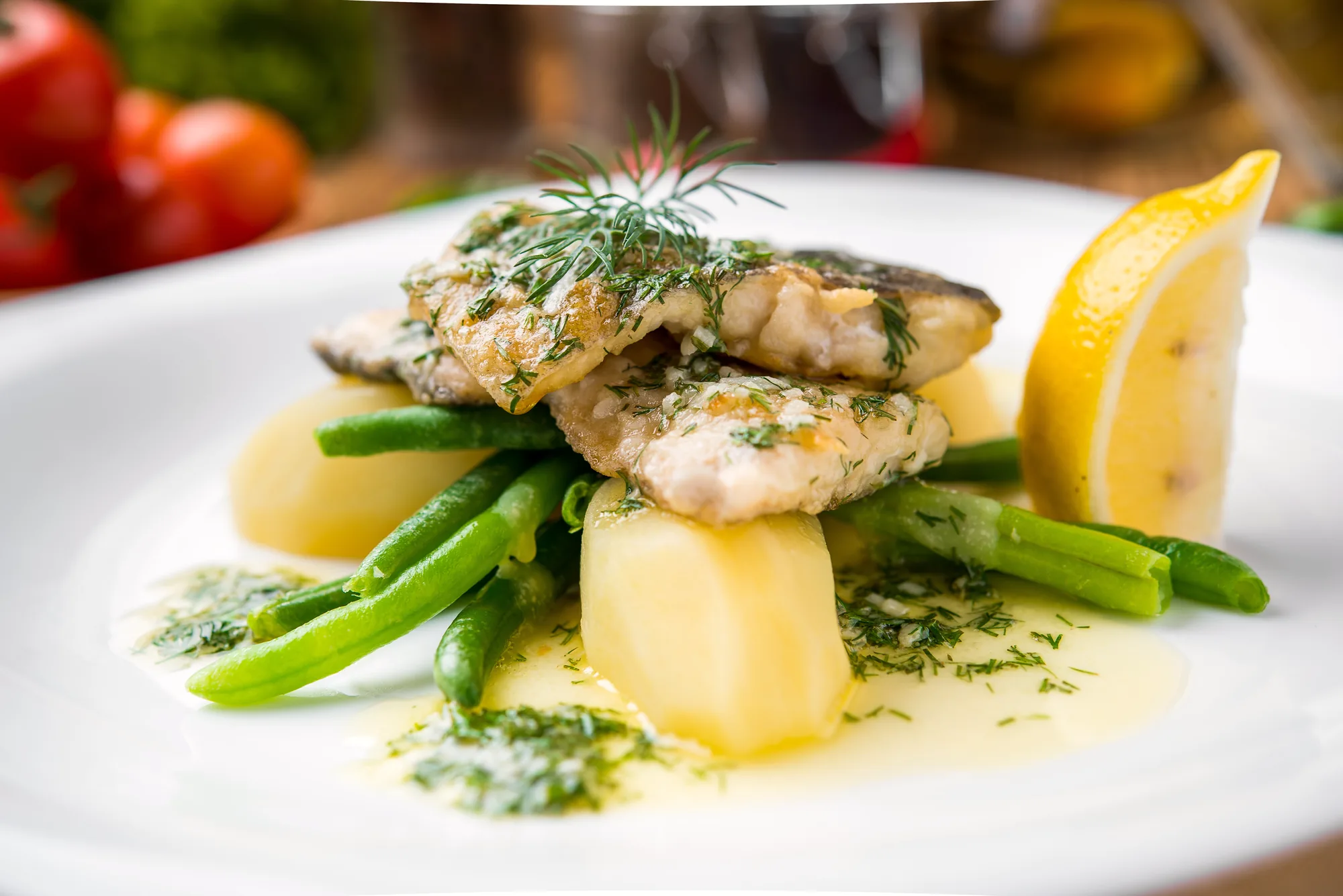 Gebratenes Fischfilet mit Salzkartoffeln, Bohnen und Dill