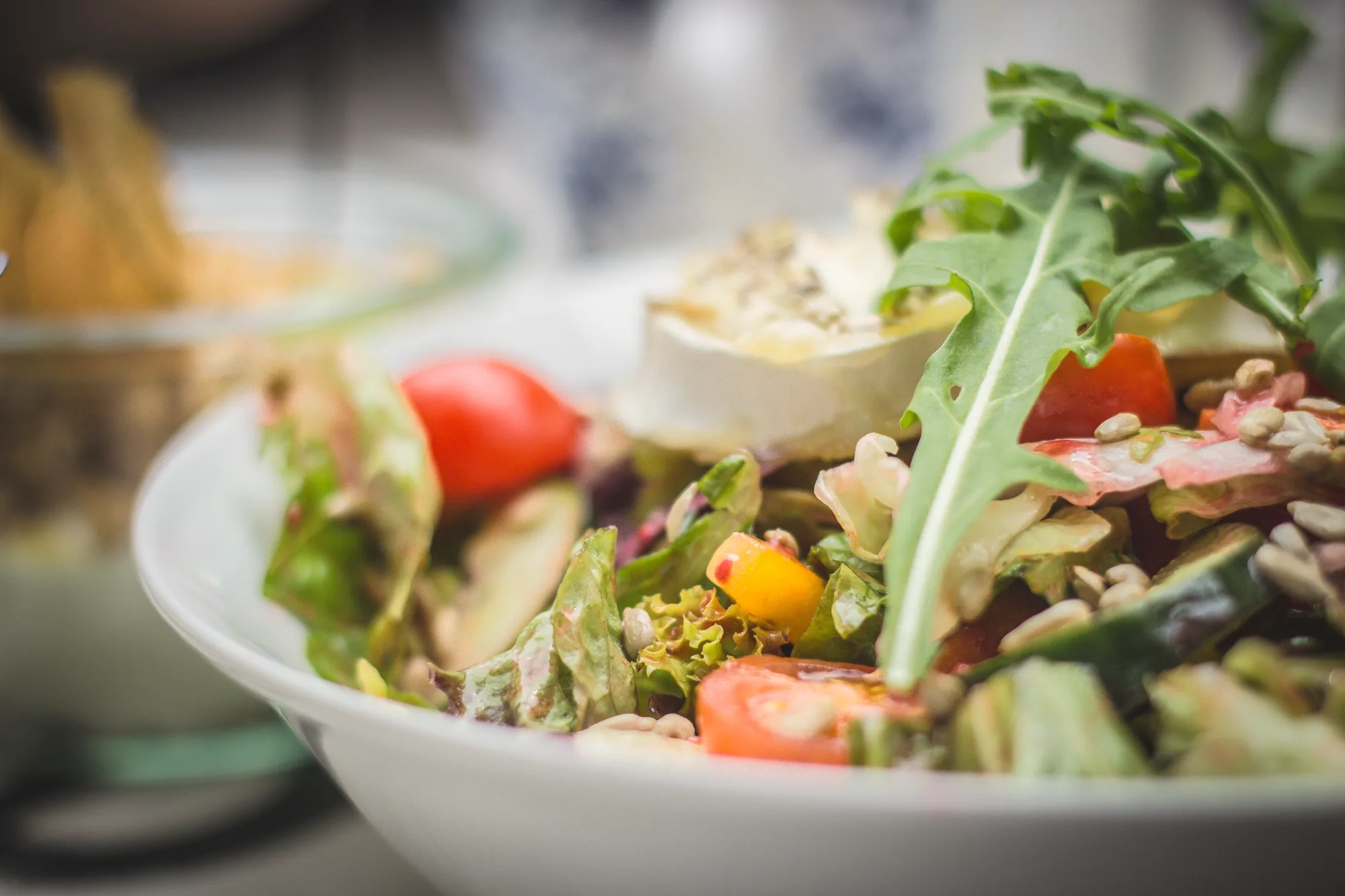 Frischer gemischter Salat mit Kirschtomaten und Käse