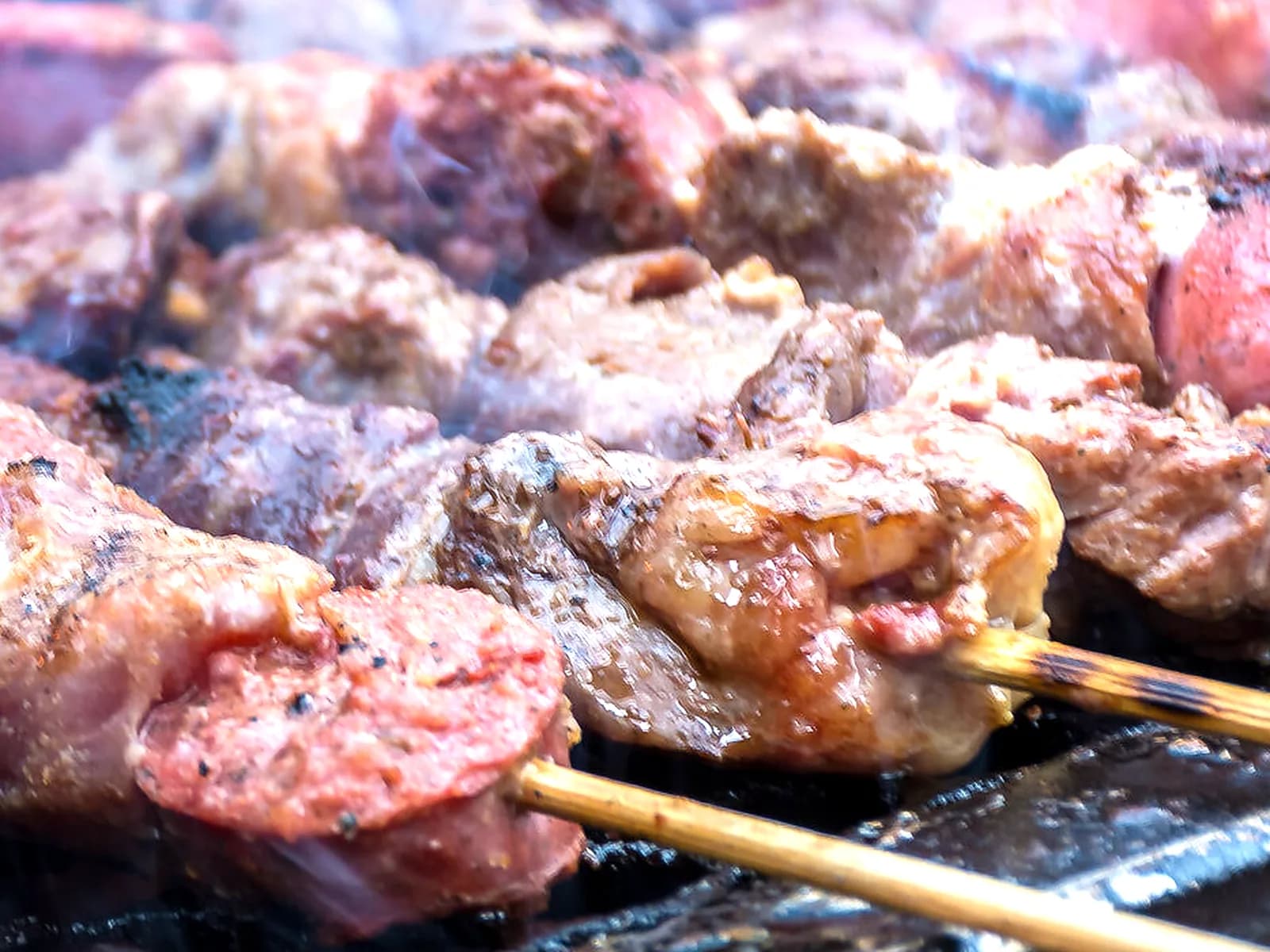 Fleischspiesse und Wurst auf dem Holzkohlengrill