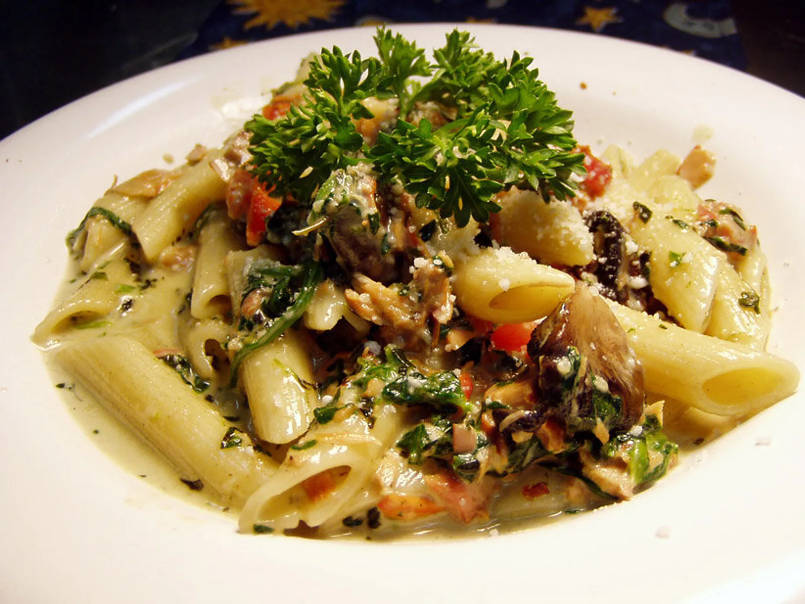 Penne mit Tomatensauce, Pilzen und Petersilie